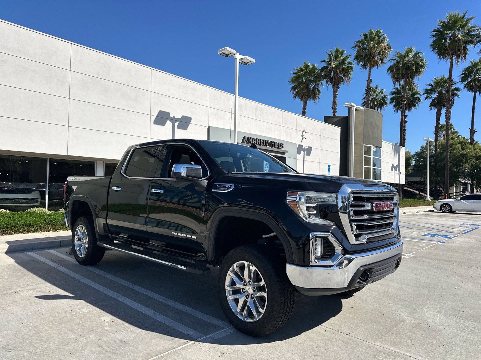 Used 2019 Onyx Black GMC SLT image 2