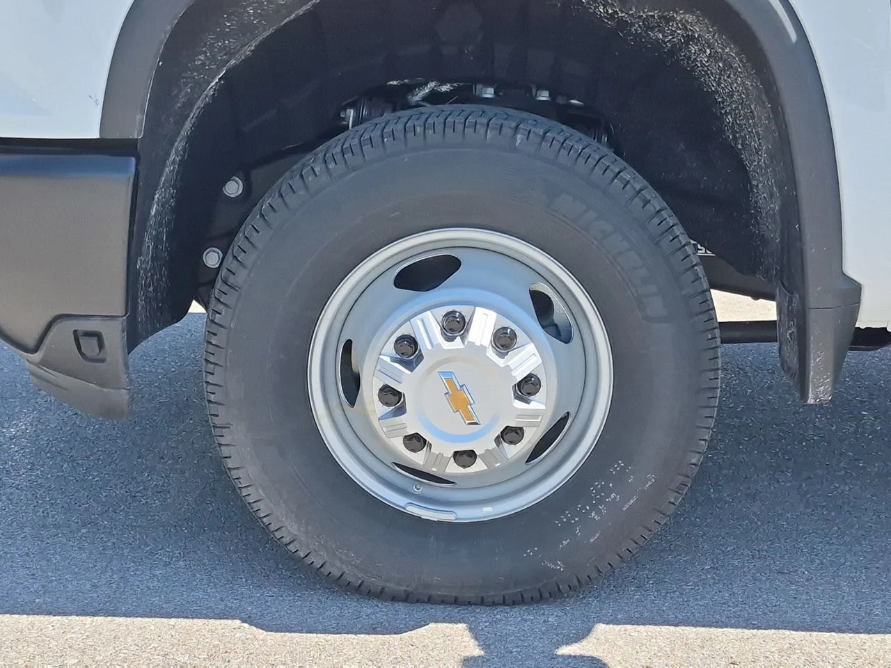 New 2025 Summit White Chevrolet Work Truck image 31