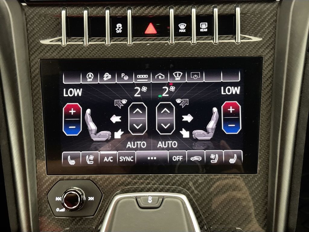 Used 2024  Lamborghini Performante image 16
