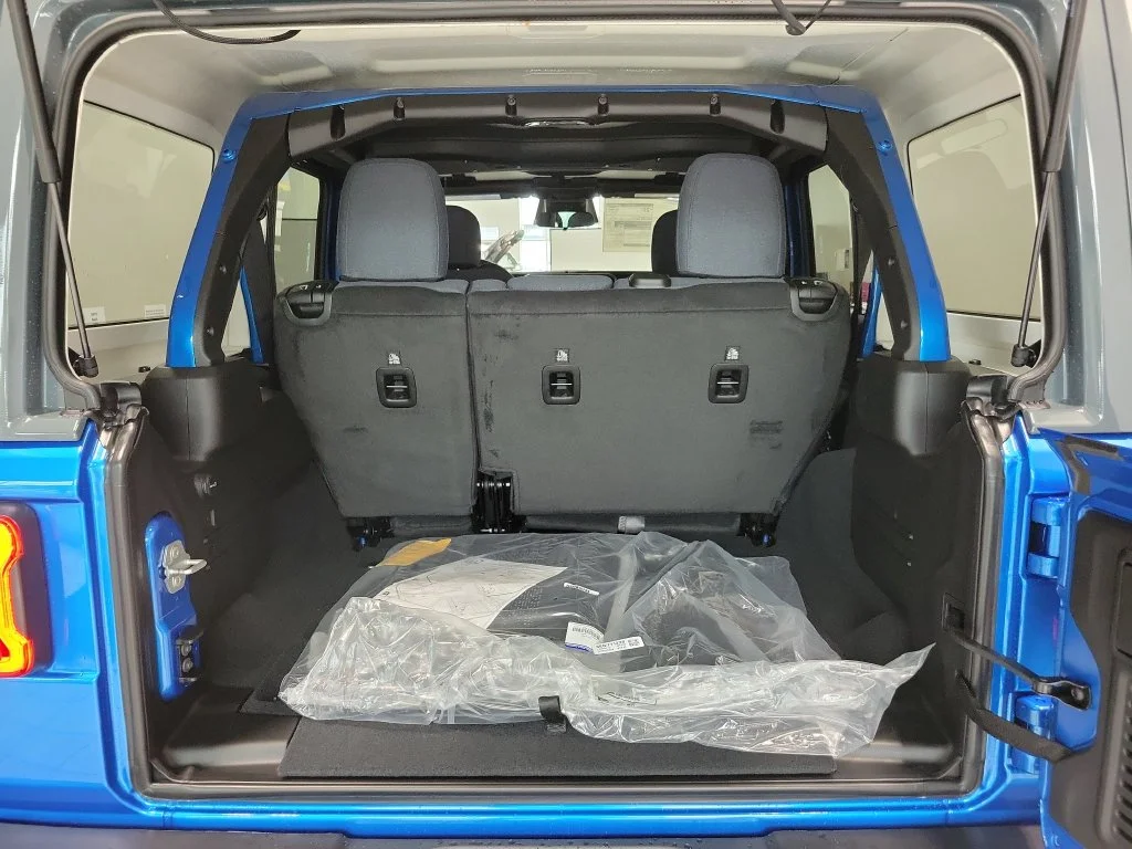 New 2026 Hydro Blue Pearl-Coat Exterior Paint Jeep Sahara image 9