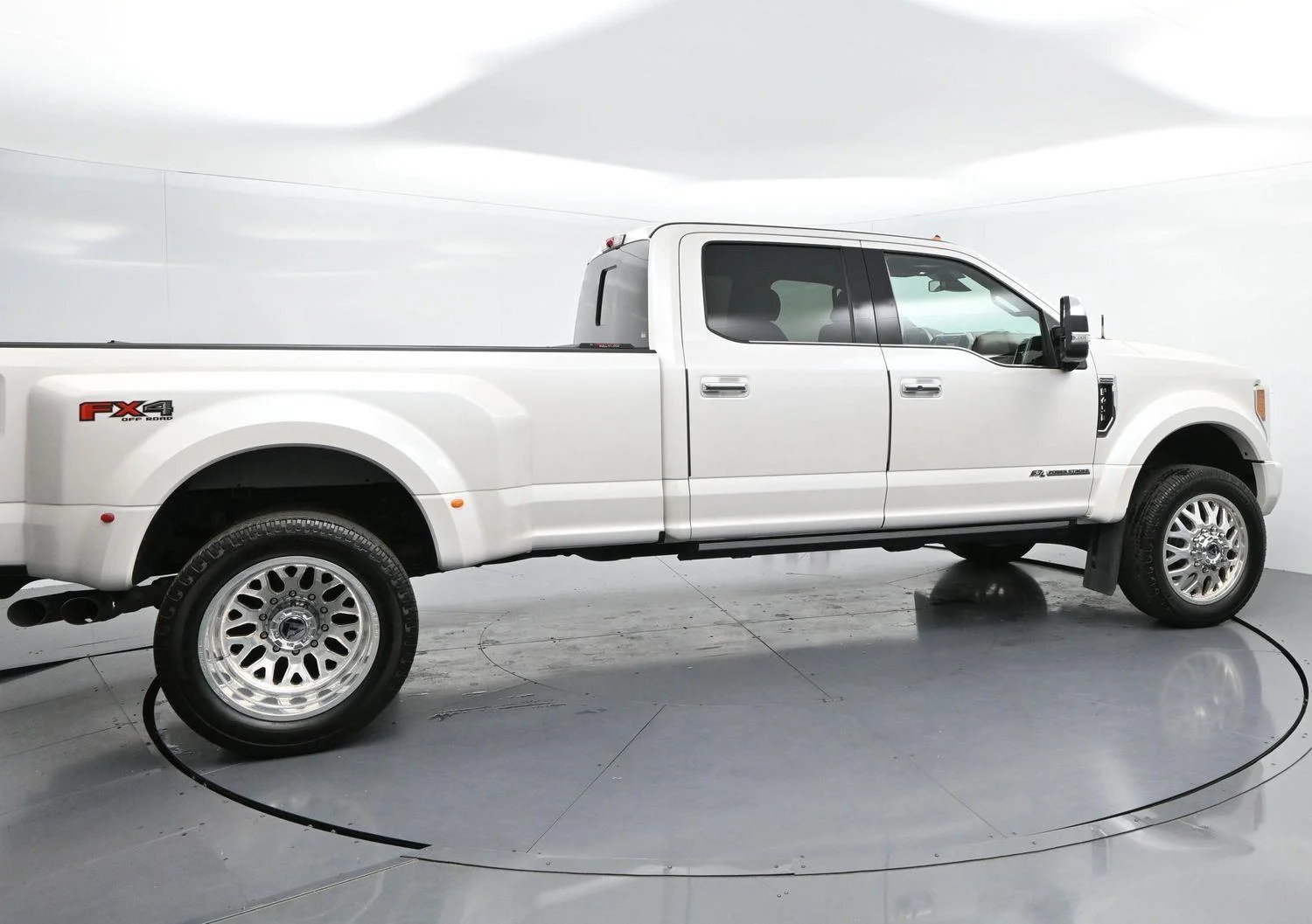 Used 2019 White Platinum Metallic Tri-Coat Ford Platinum image 8