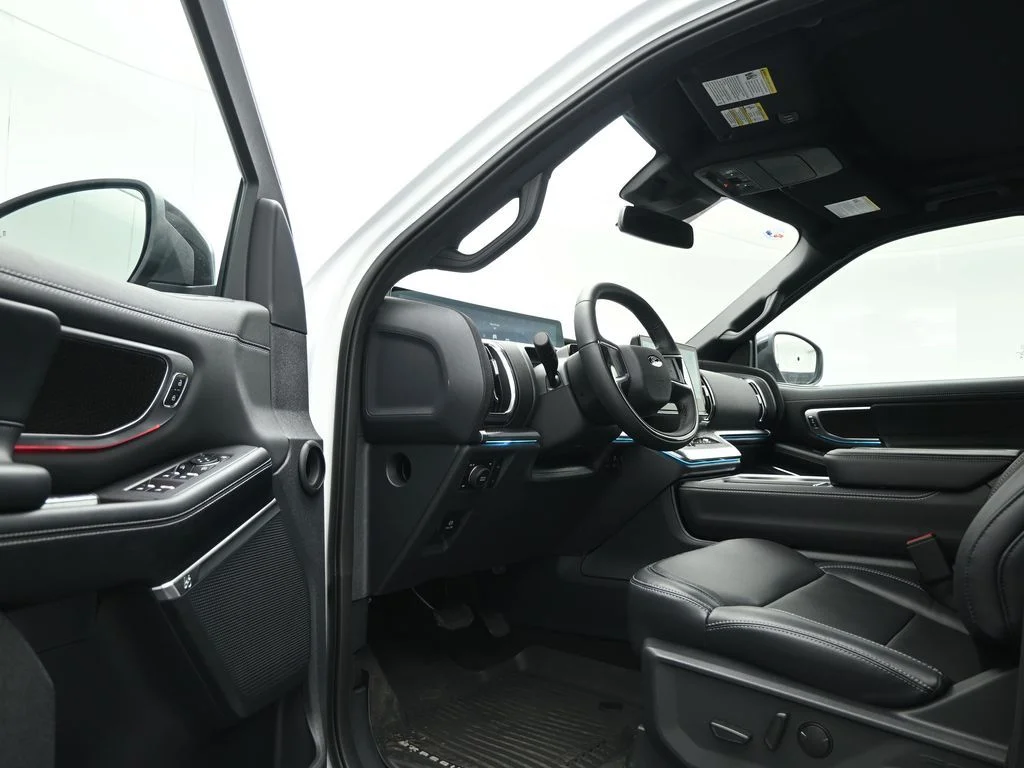 New 2025 Oxford White Ford Platinum image 8