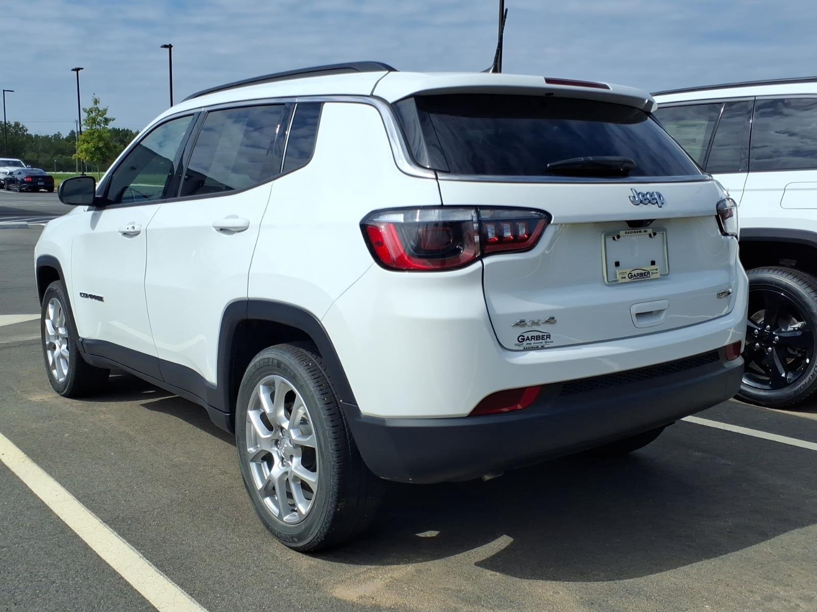 Used 2024 Bright White Clearcoat Jeep Latitude Lux image 13