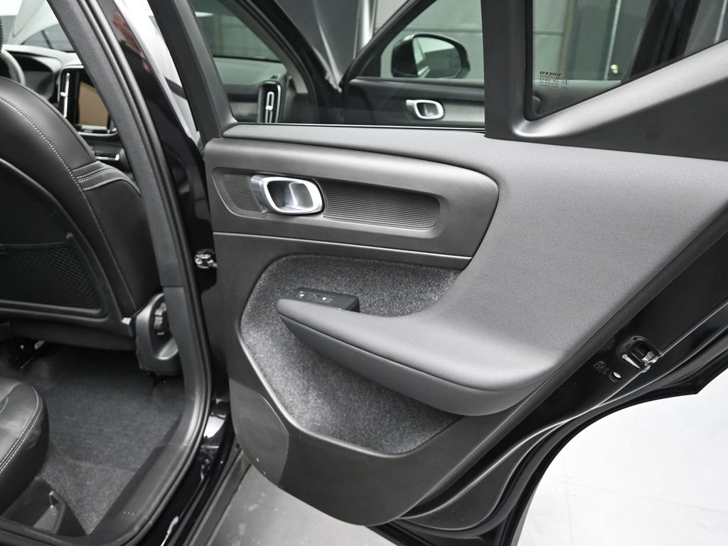 2025 Volvo XC40 Core - Photo 17