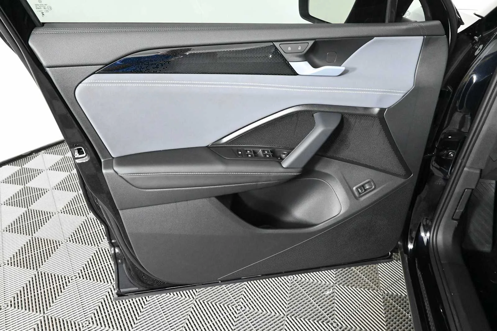 New 2026 Deep Black Pearl Volkswagen SE image 19