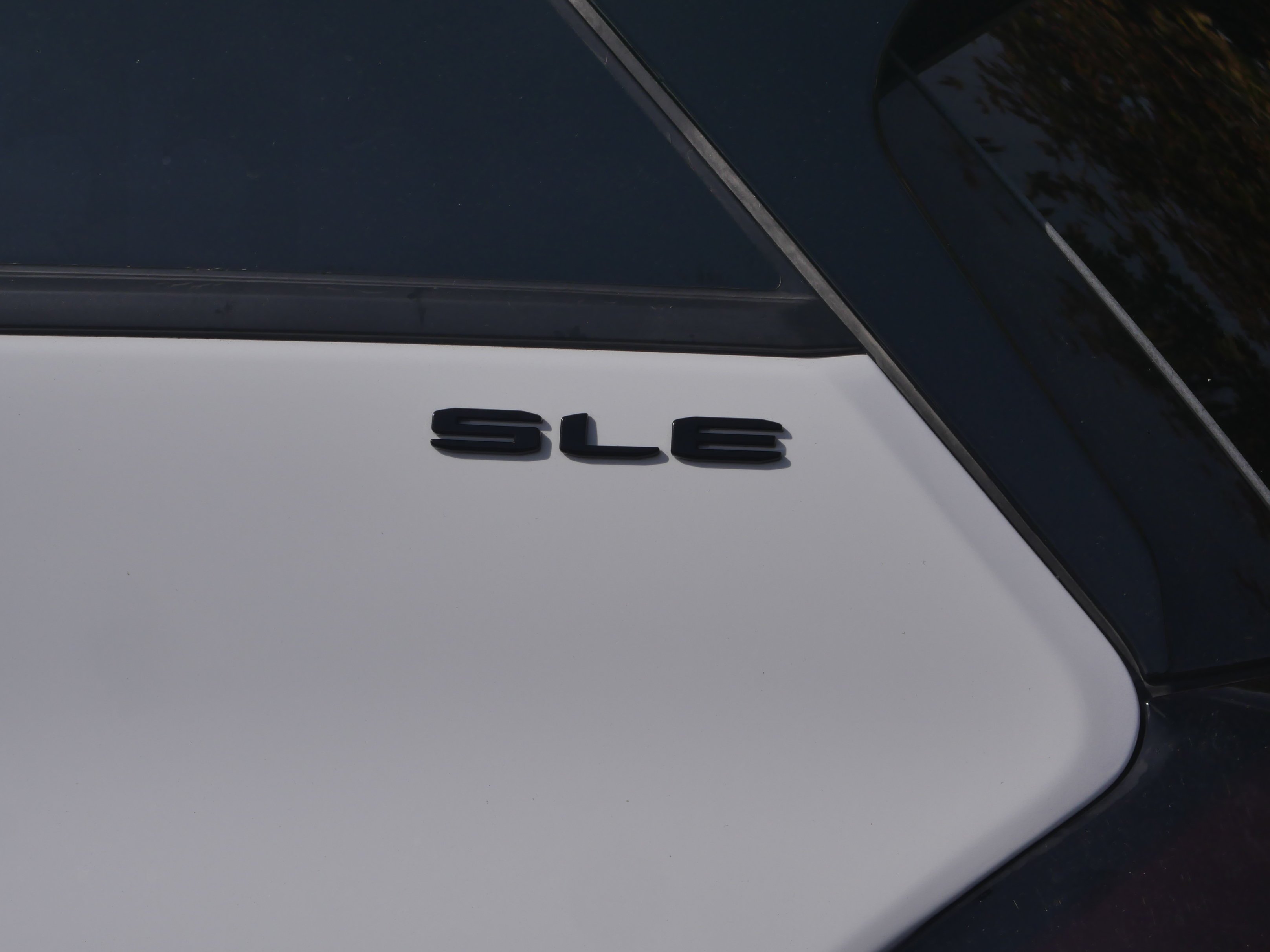Used 2024 Summit White GMC SLE image 18