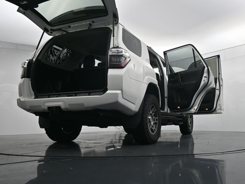 Used 2020 White Toyota Venture image 40
