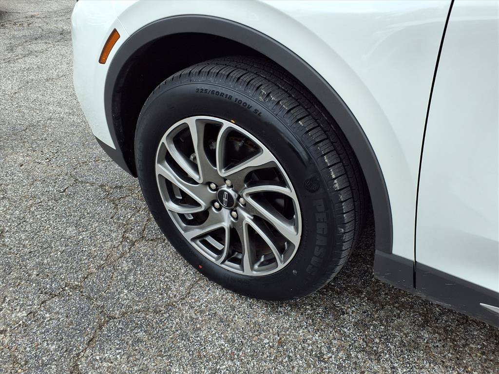 Used 2022 Pristine White Metallic Tri-Coat Lincoln Standard image 9