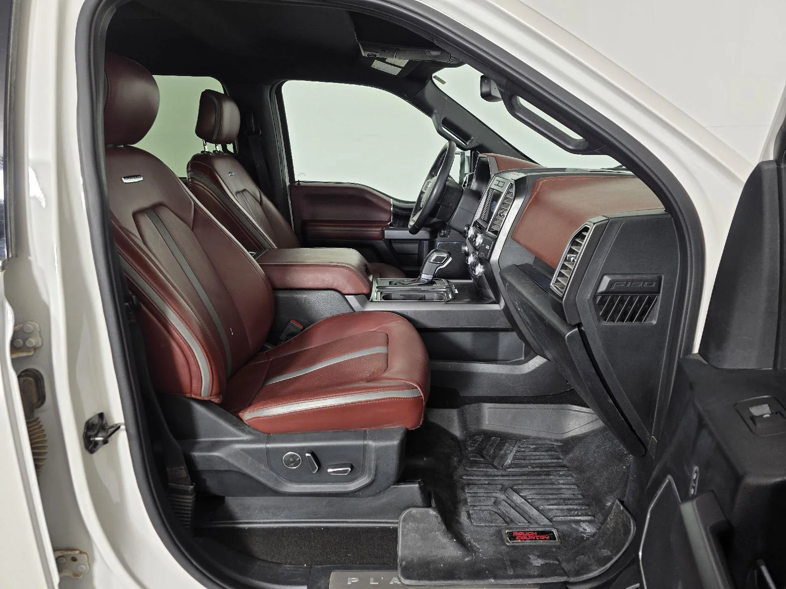 Used 2019 White Platinum Metallic Tri-Coat Ford Platinum image 22