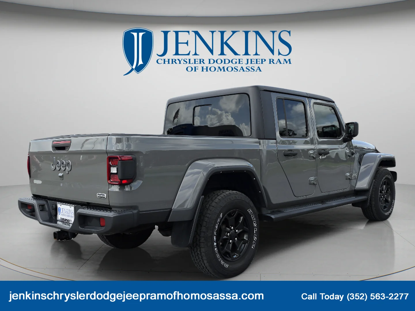 Used 2023 Sting-Gray Clearcoat Jeep Overland image 4