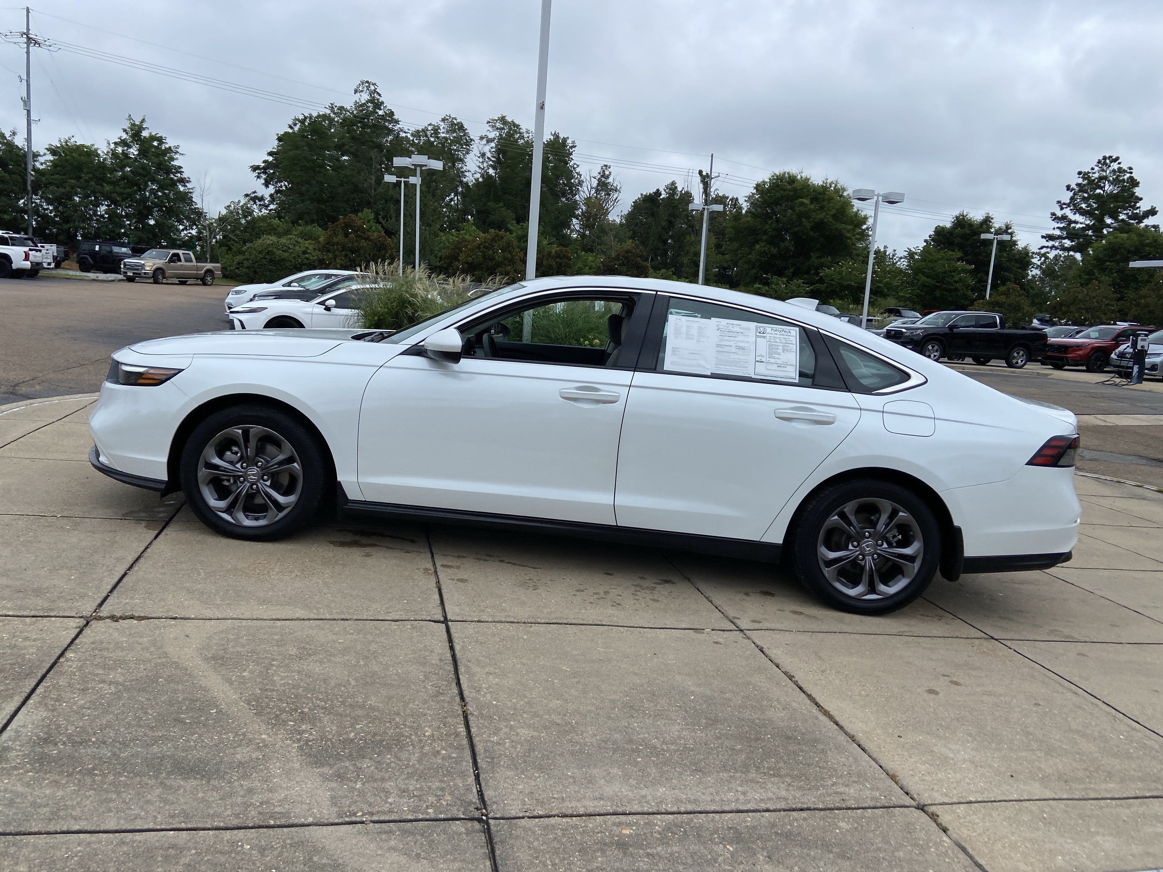 Used 2023 Platinum White Pearl Honda EX image 7