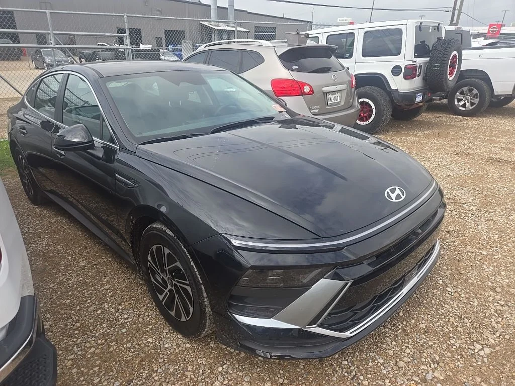 Used 2026 Black Hyundai Blue image 4