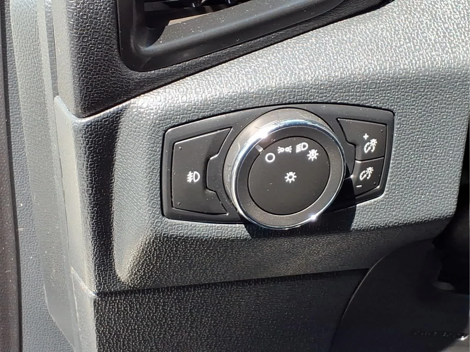 Used 2022 Diamond White Ford SES image 13