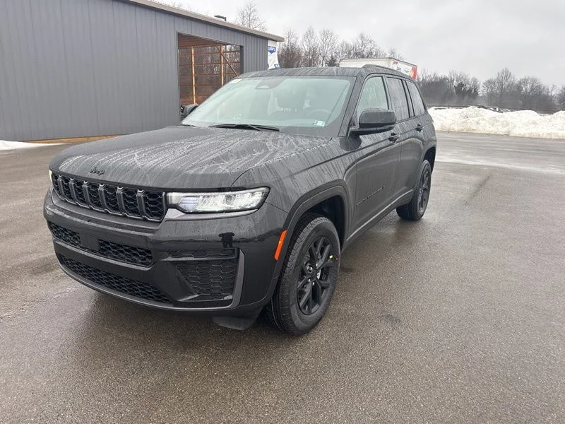 New 2026 Diamond Black Crystal Pearl-Coat Exterior Paint Jeep Laredo Altitude image 7