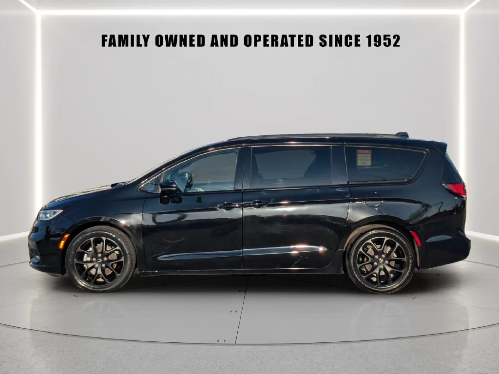 Used 2025 Black Chrysler Limited image 3
