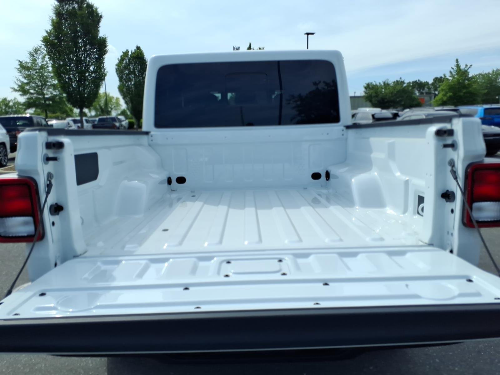 New 2026 Bright White Clear-Coat Exterior Paint Jeep Sahara image 31