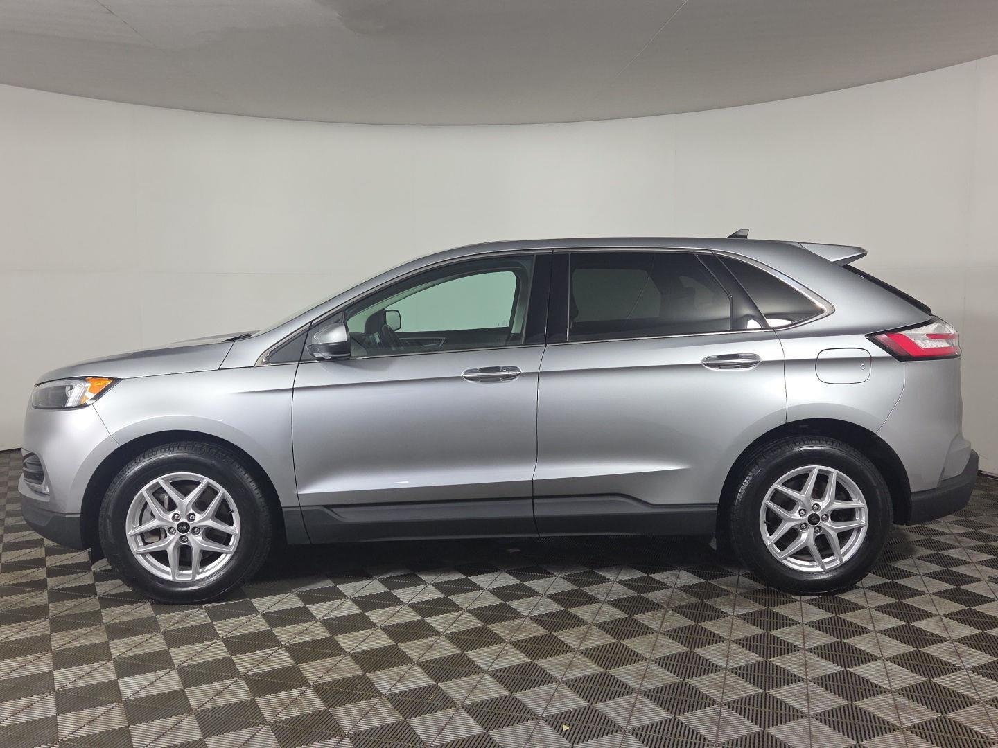 Used 2024 Iconic Silver Ford SEL image 29