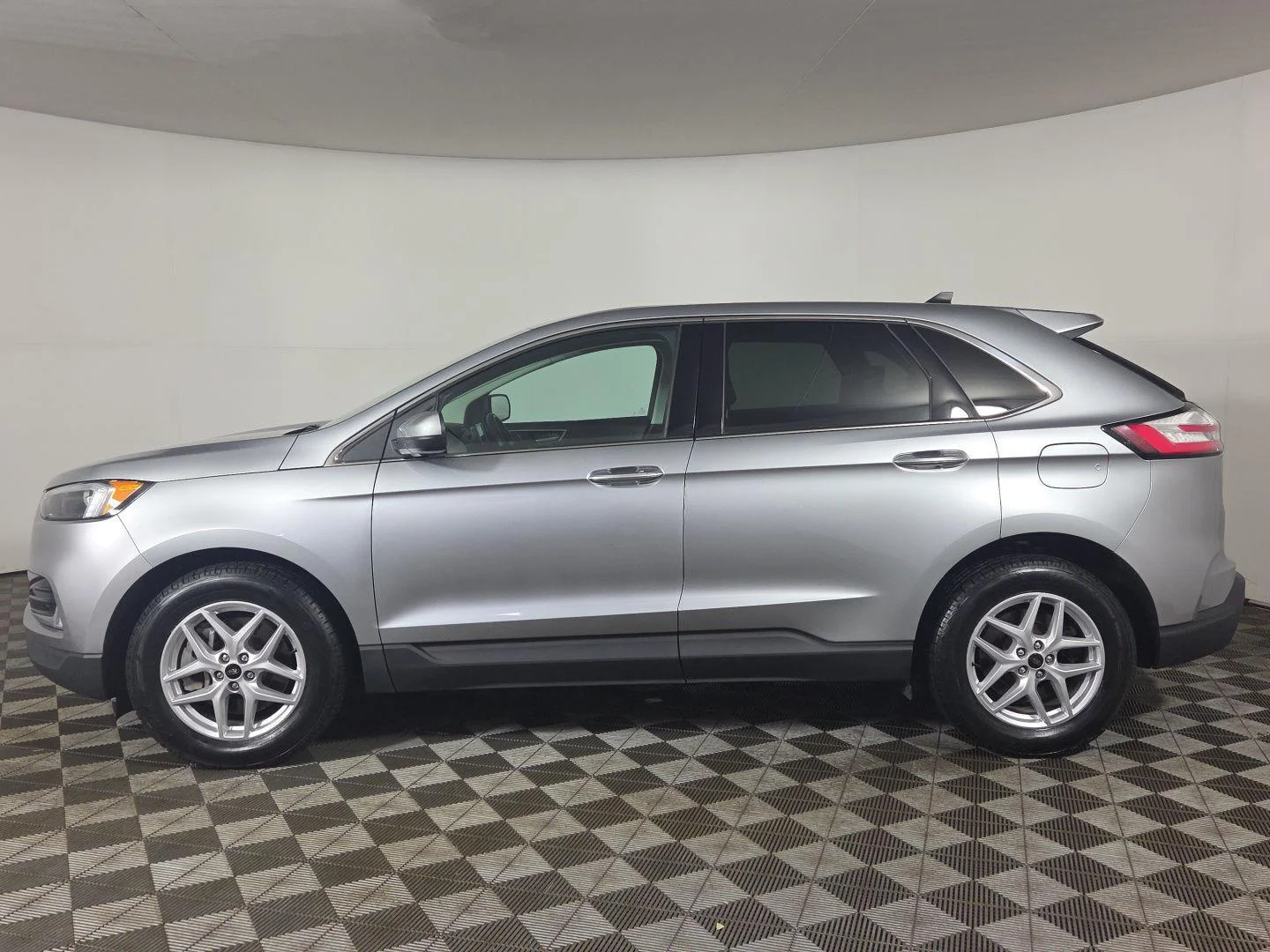 Used 2024 Iconic Silver Ford SEL image 29