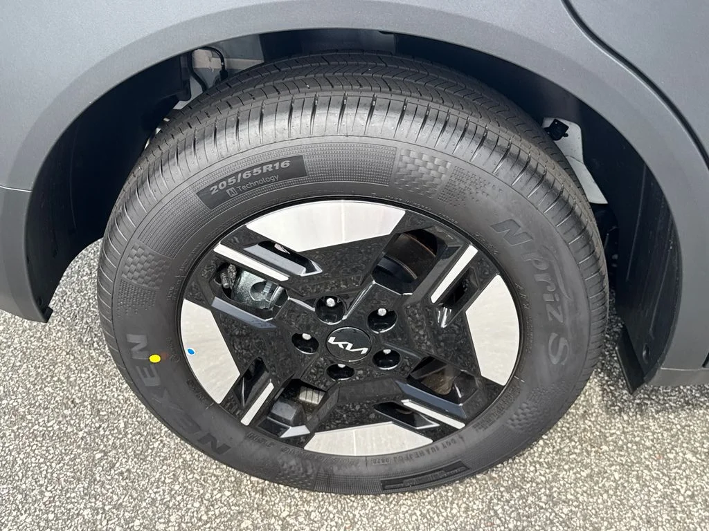 New 2027 Snow White Pearl Kia LX image 17