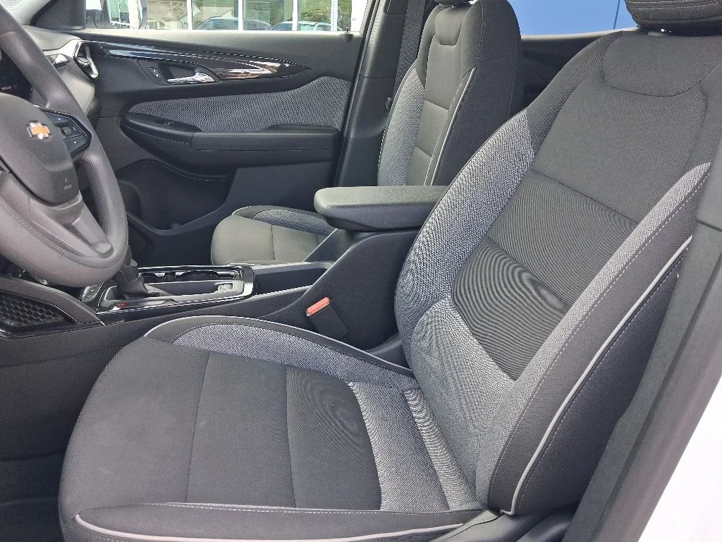 Used 2025 White Chevrolet LT image 18