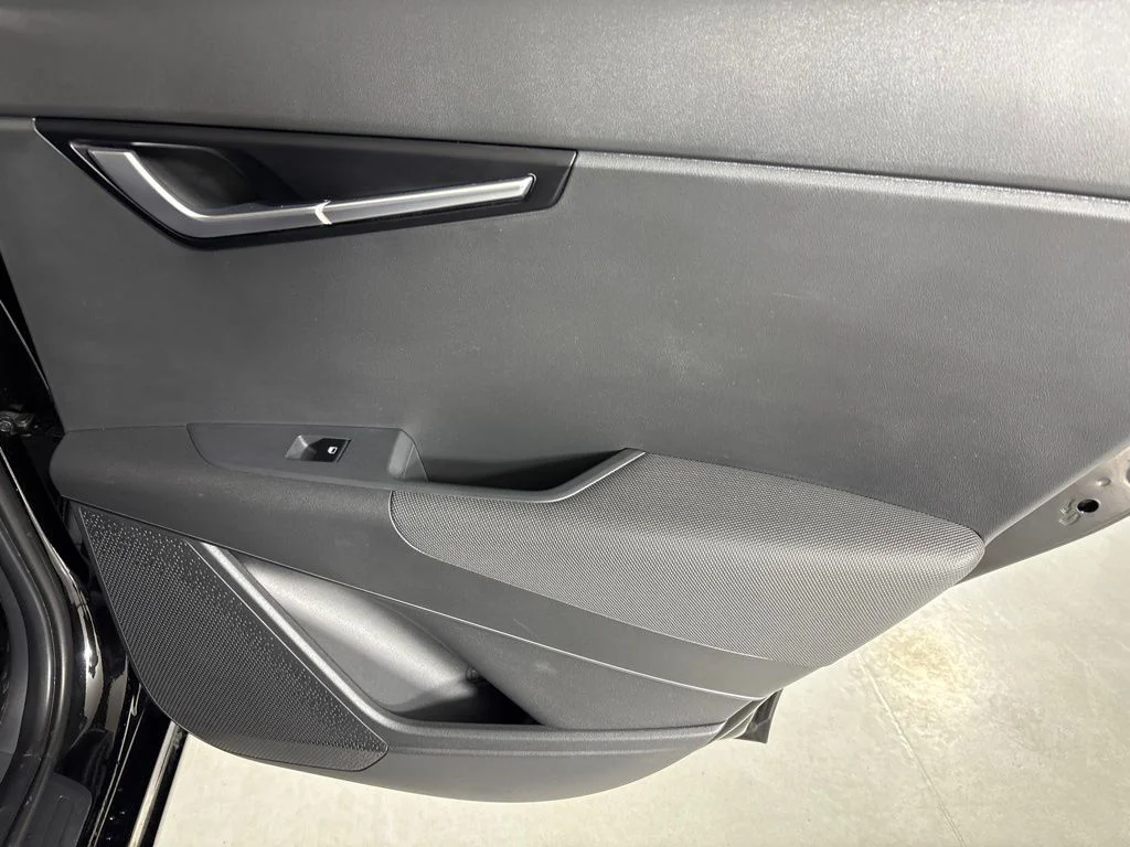 Used 2025 Black Kia Wind image 24