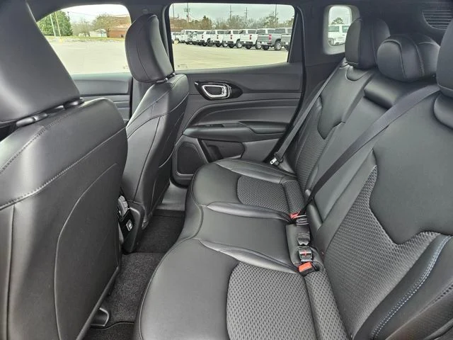 New 2026 Diamond Black Crystal Pearl-Coat Exterior Paint Jeep Latitude image 25