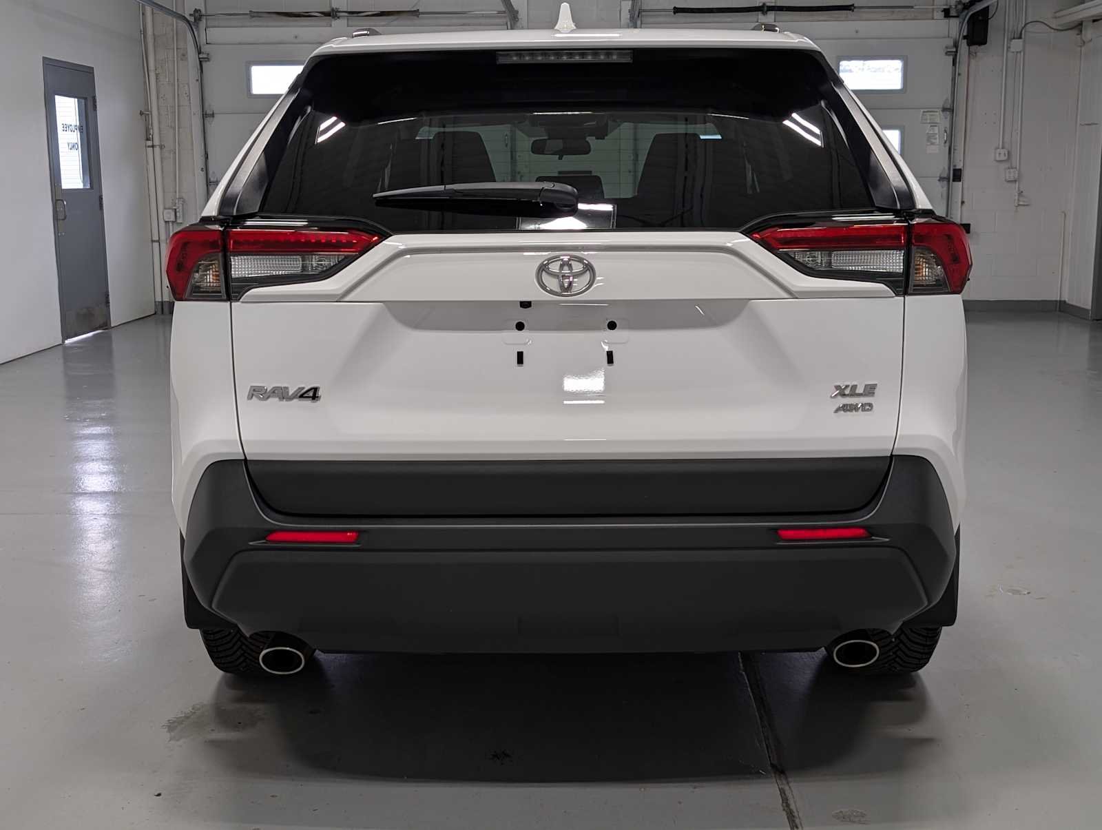 Used 2023 Ice Cap Toyota XLE image 9