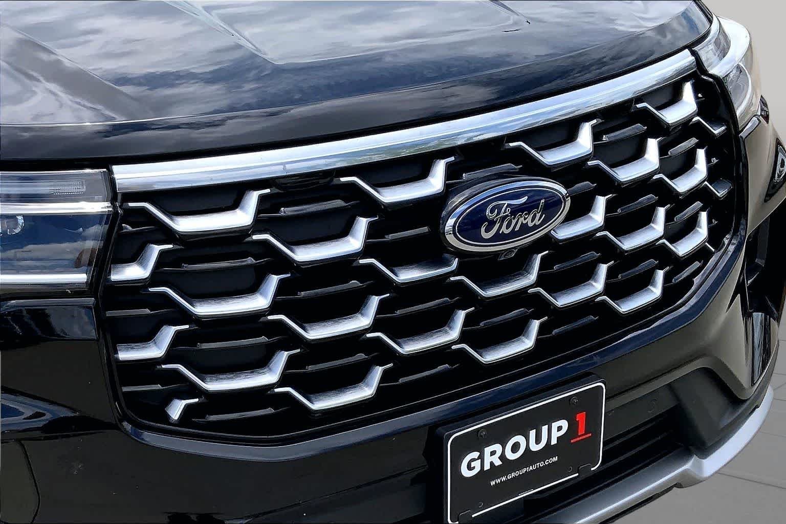 Used 2025 Agate Black Metallic Ford Platinum image 29