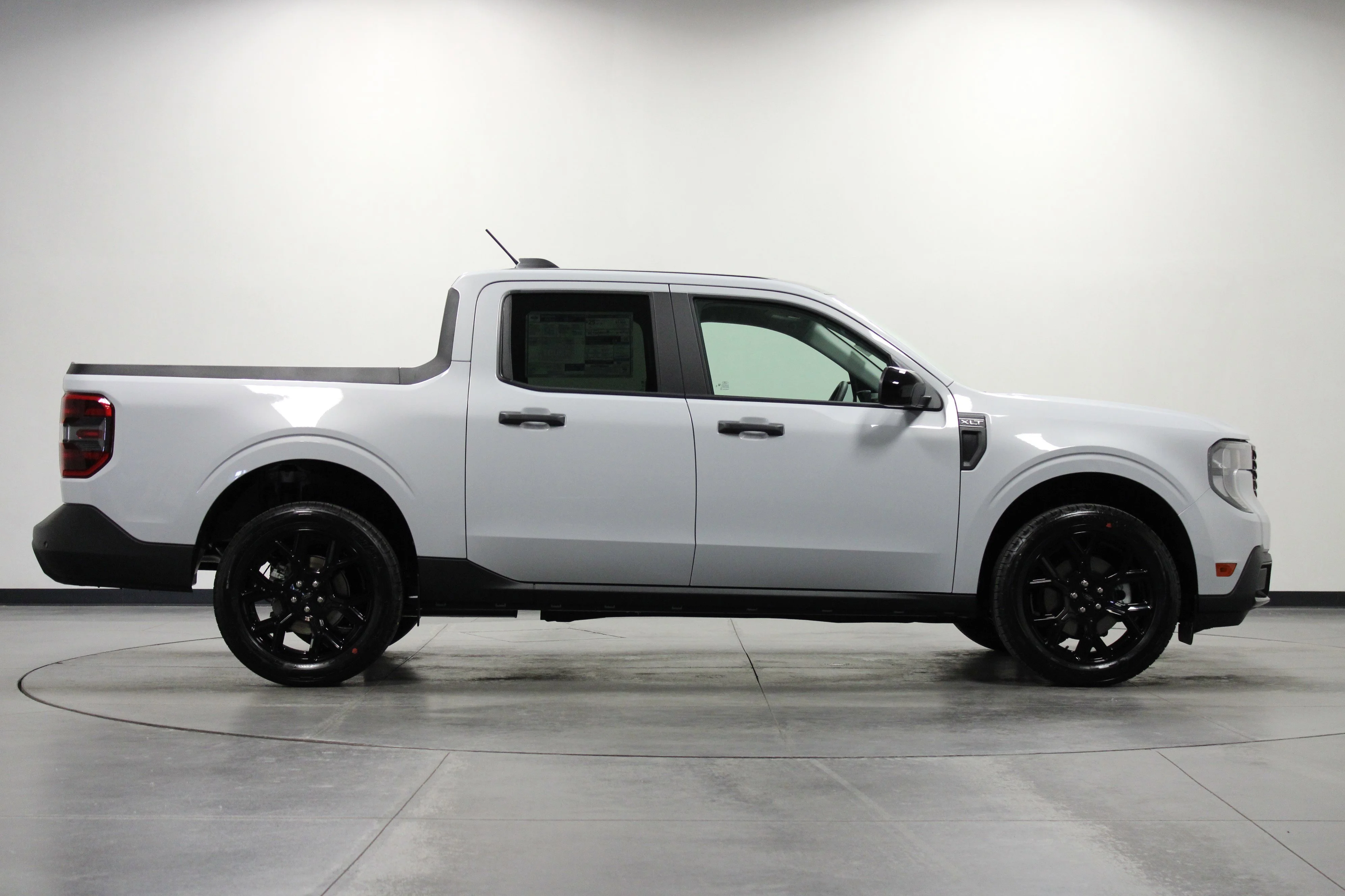 New 2025 Space White Metallic Ford XLT image 3