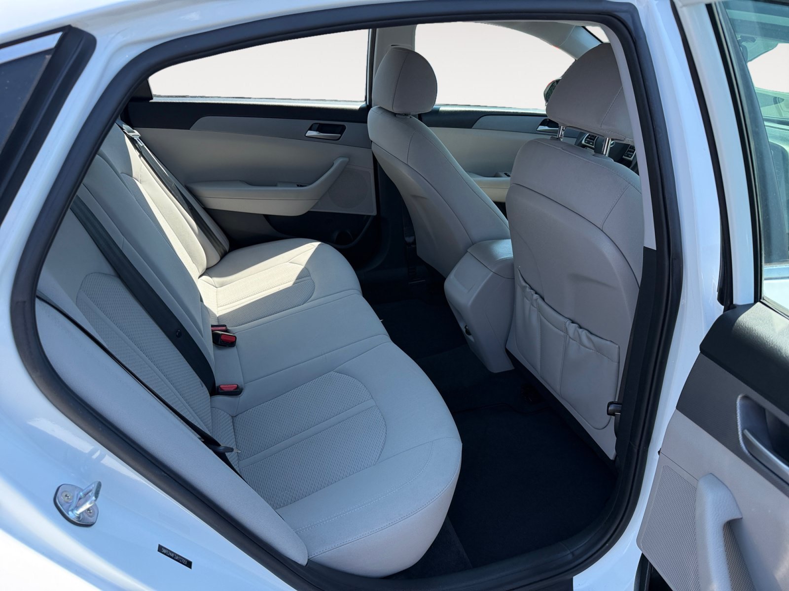 Used 2018 Quartz White Pearl Hyundai SE image 18