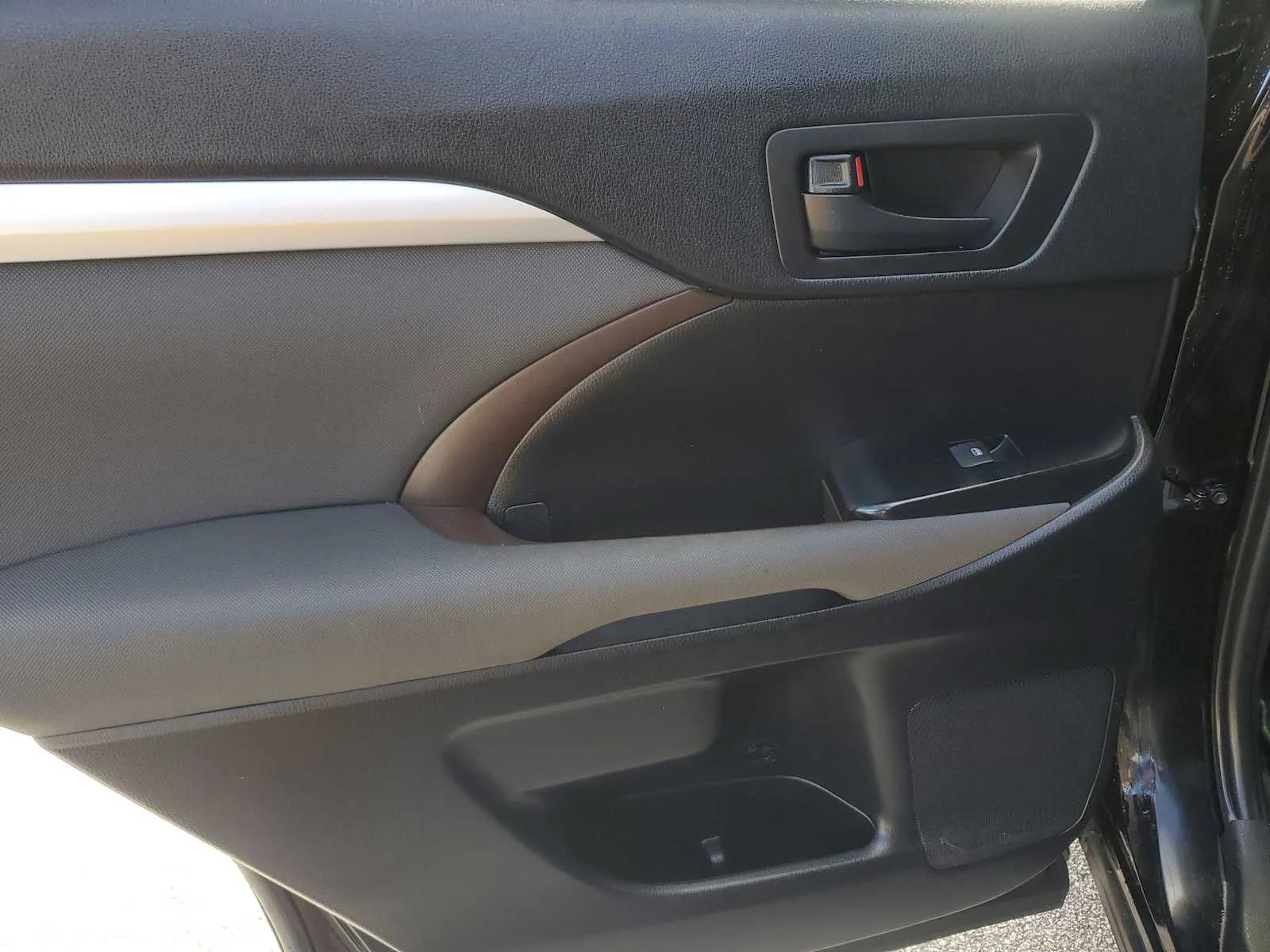 Used 2019 Midnight Black Metallic Toyota LE image 12