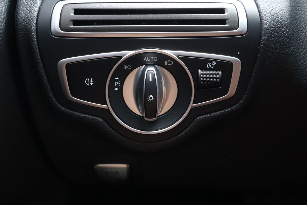 Used 2020 White Mercedes-Benz 4MATIC® image 32