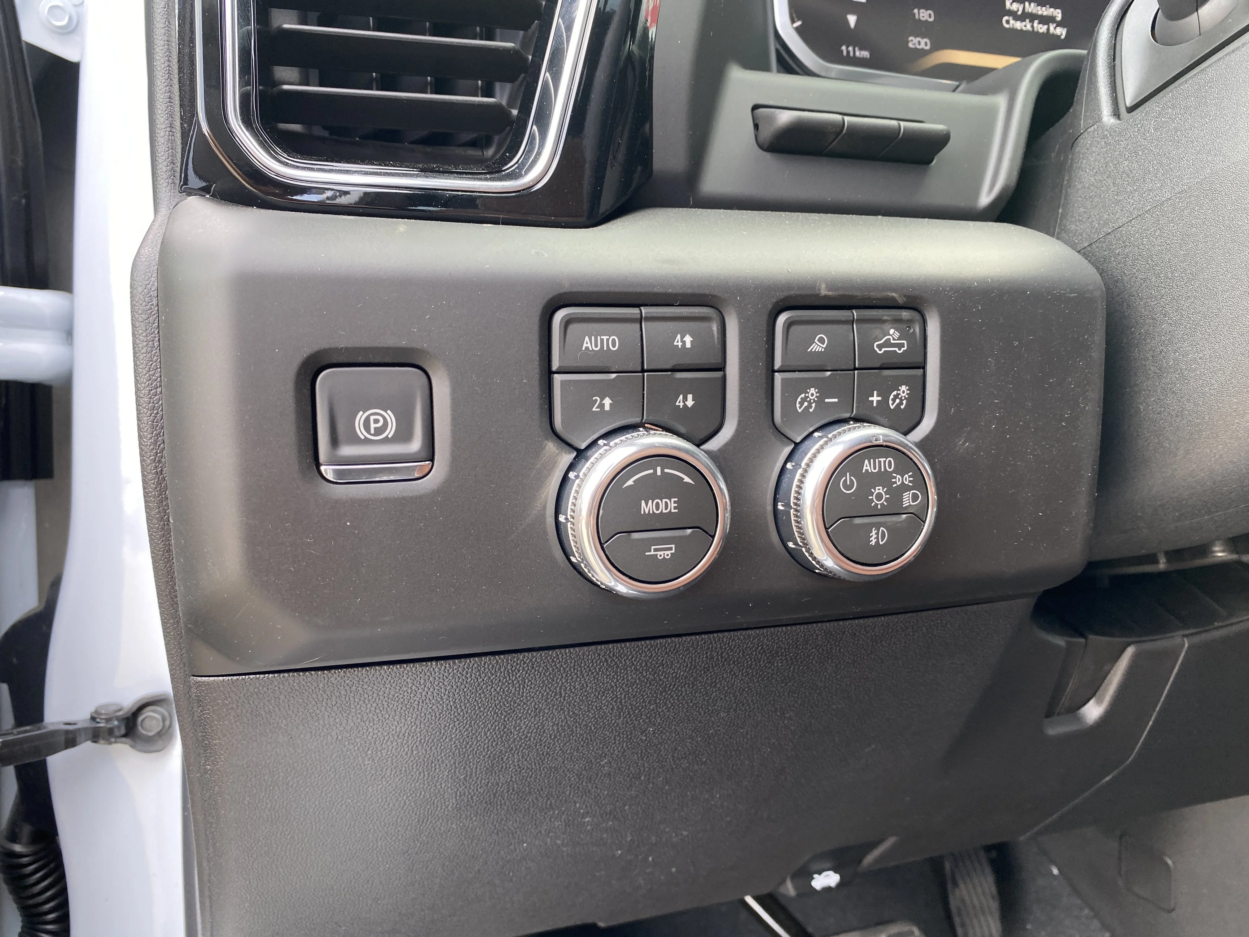 New 2026 GLACIER WHITE TRICOAT GMC Denali Ultimate image 27
