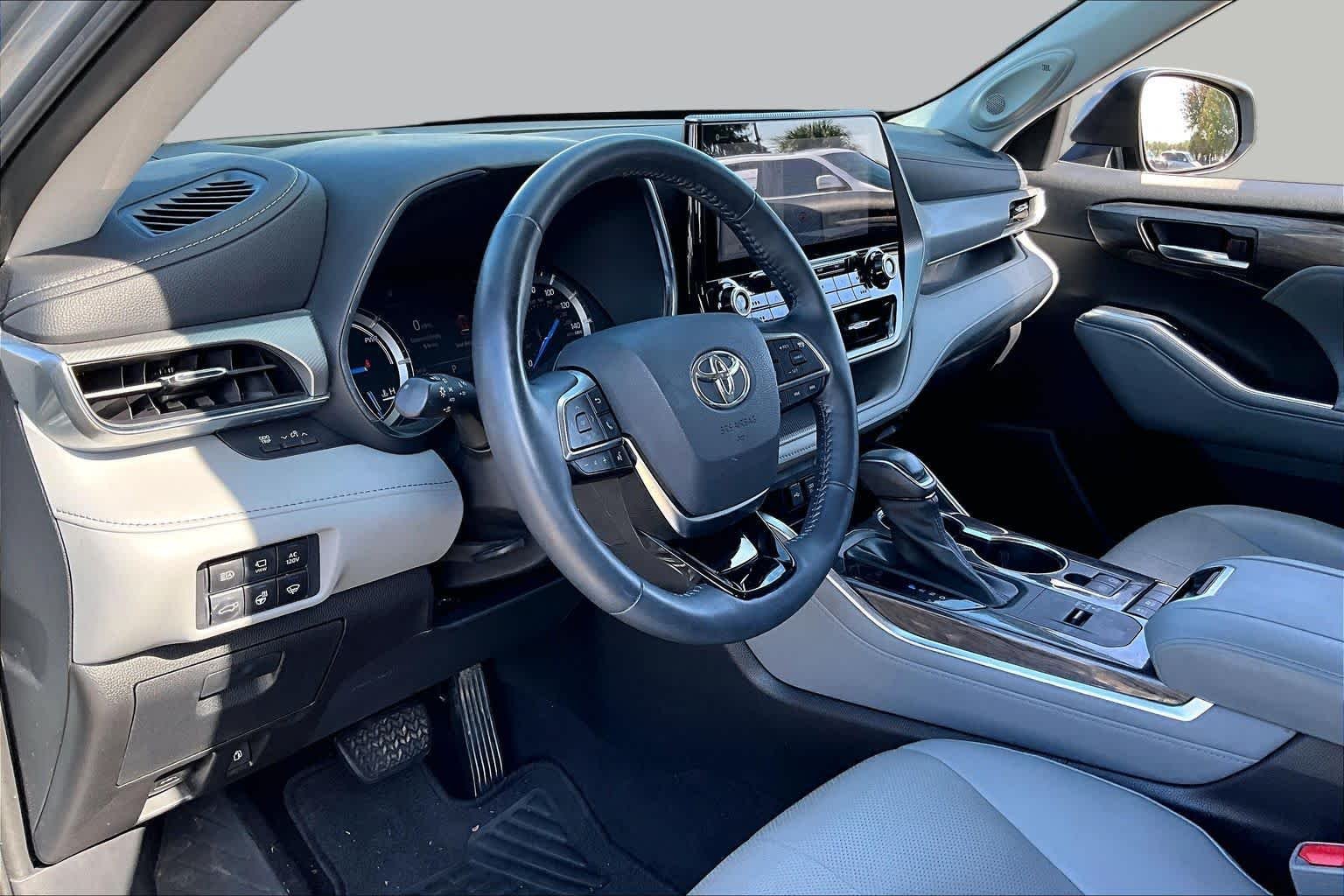 Used 2021 Moon Dust Toyota Hybrid Platinum image 16