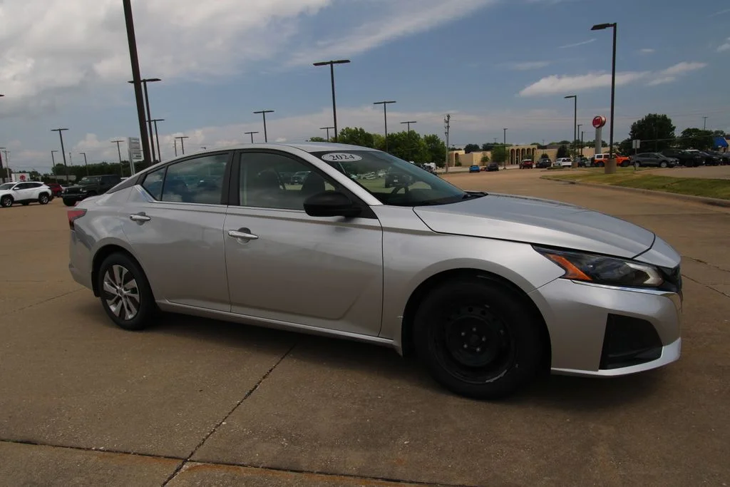 Used 2024 Silver Nissan 2.5 S image 3