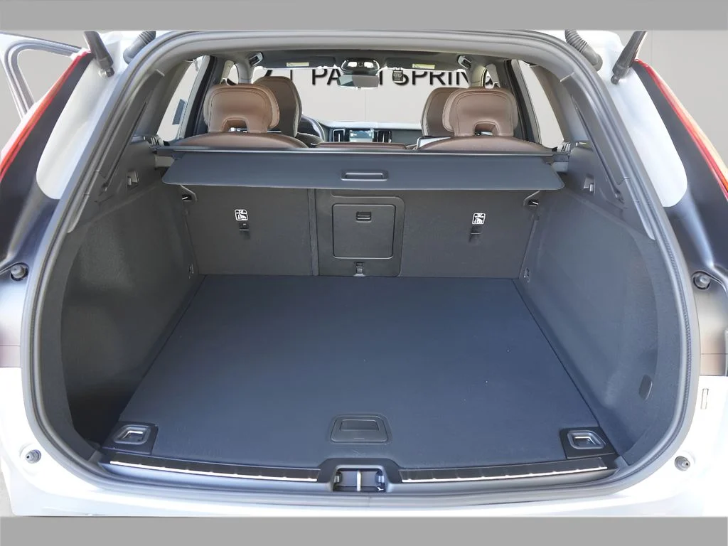 2025 Volvo XC60 Plus - Photo 21