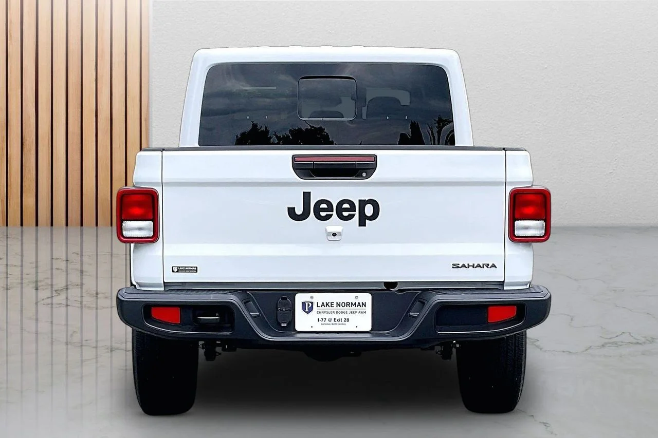 New 2026 Bright White Clear-Coat Exterior Paint Jeep Sahara image 7