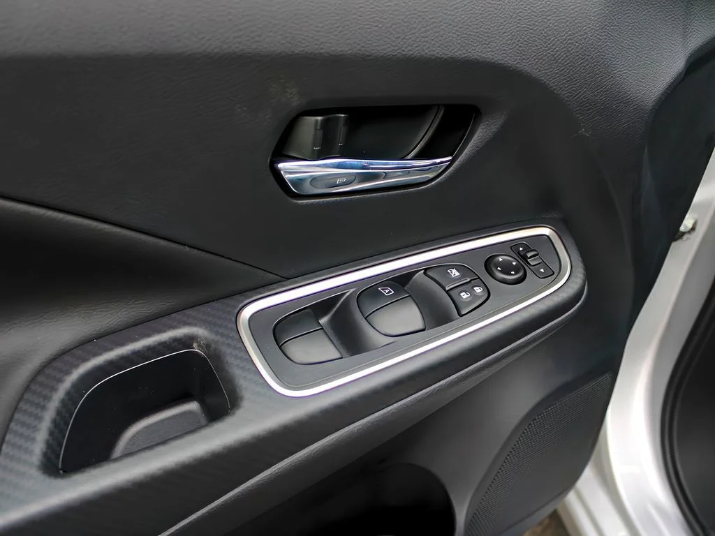 2025 Nissan Versa Sedan SR - Photo 11