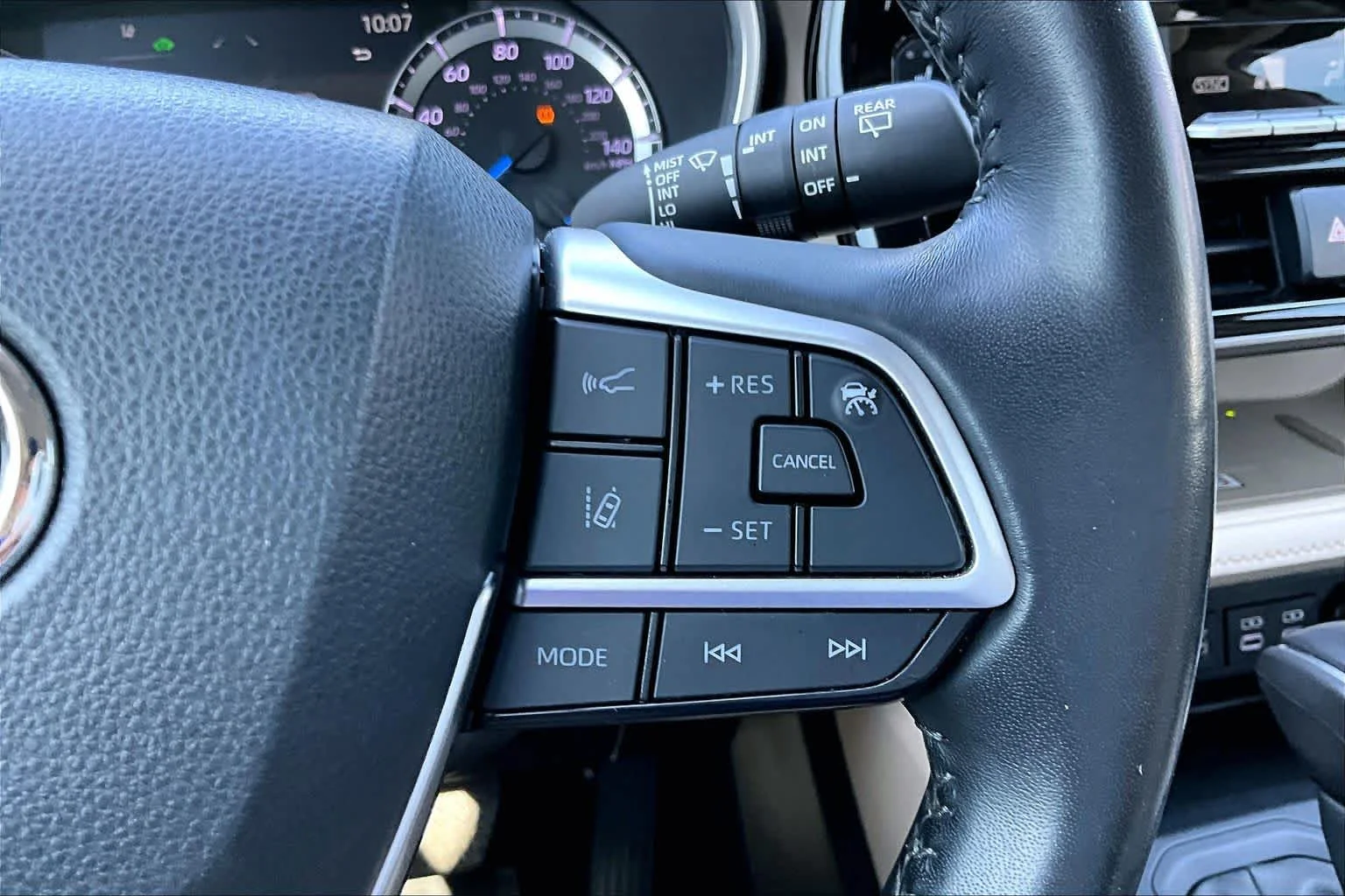 Used 2023 Wind Chill Pearl Toyota Hybrid XLE image 23