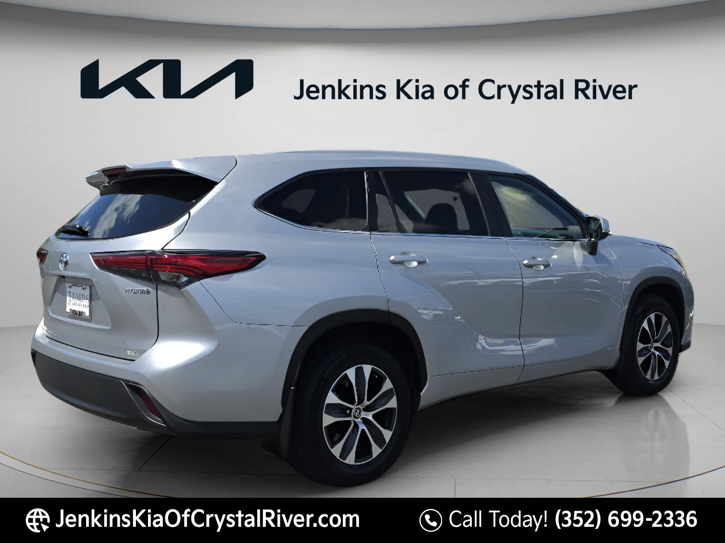 Used 2023 Celestial Silver Metallic Toyota Hybrid XLE image 4