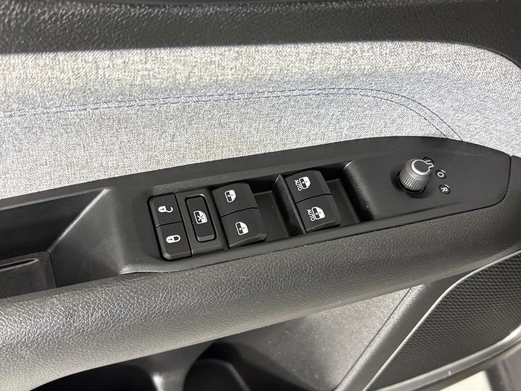 Used 2024 White Jeep Latitude image 12