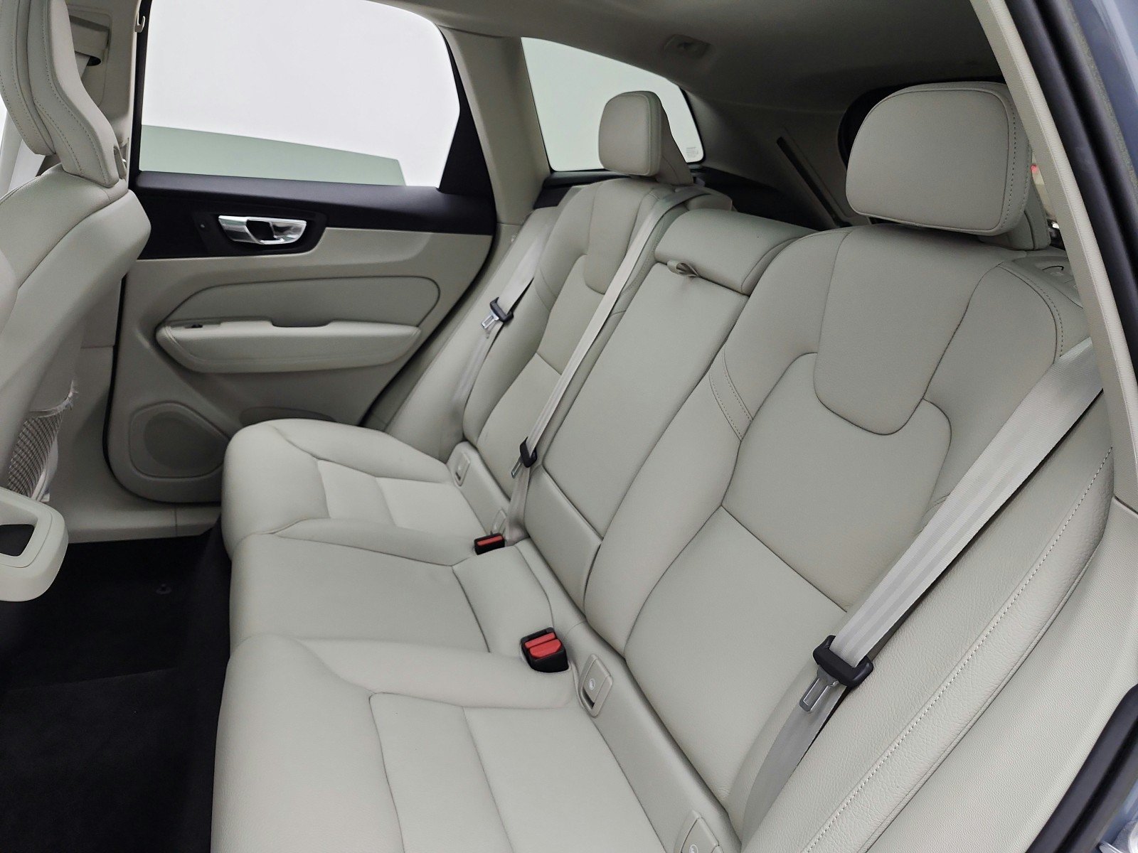 Used 2022 Thunder Grey Metallic Volvo Momentum image 13