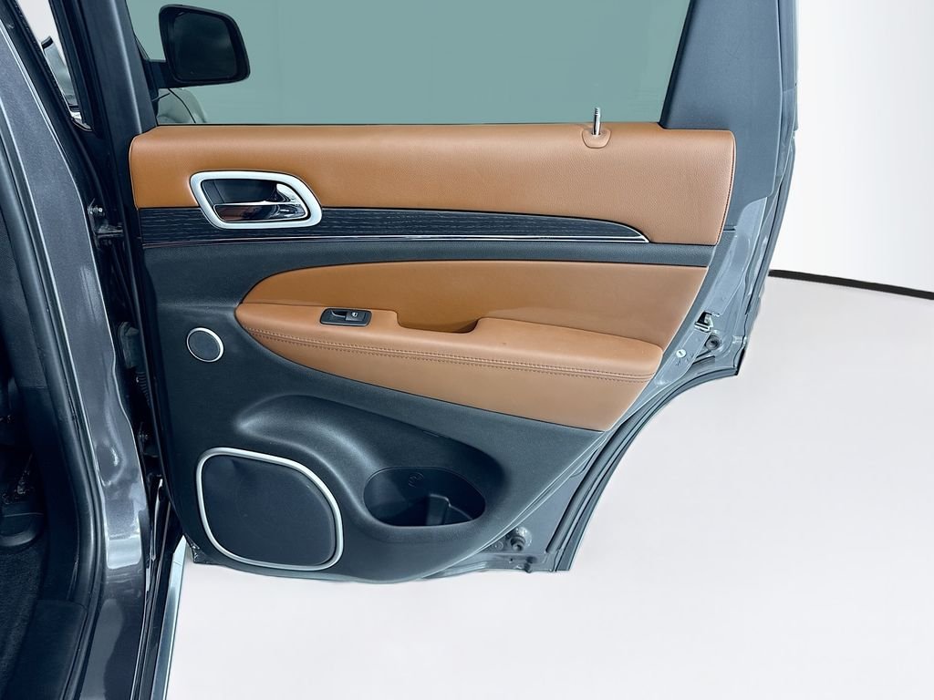 Used 2018 Crystal Metallic Jeep Summit image 25