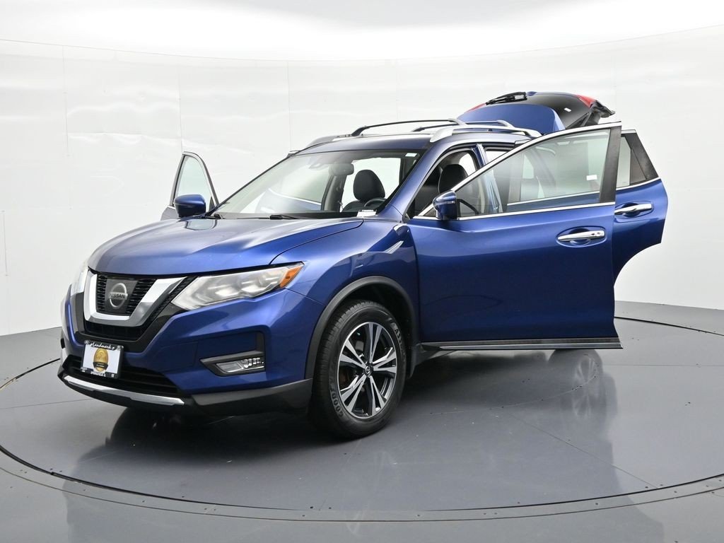 Used 2017 Caspian Blue Nissan SL image 23