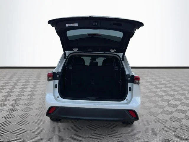 Used 2020 White Toyota LE image 27