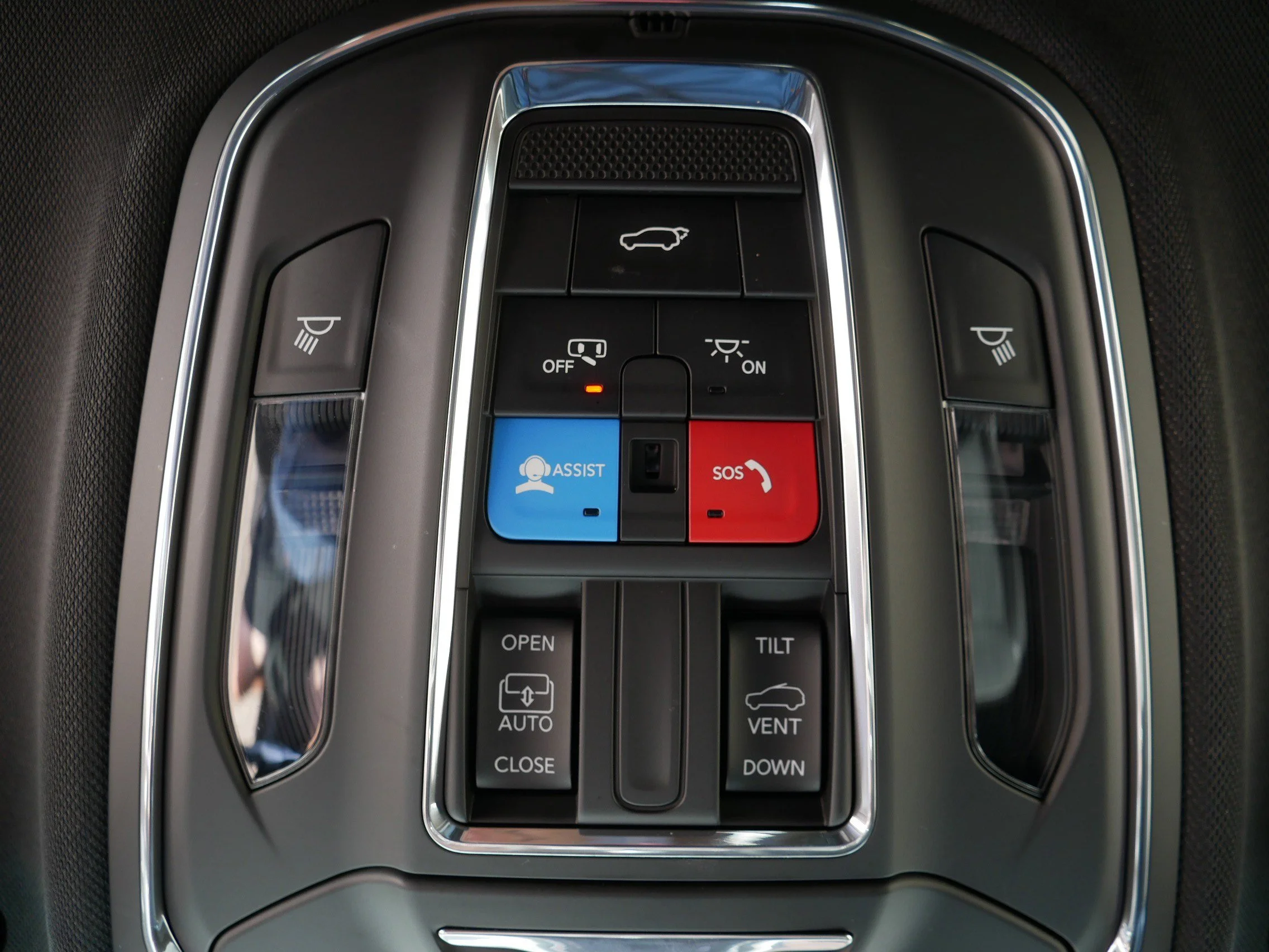 Used 2024 Diamond Black Crystal Pearlcoat Jeep Altitude X image 30
