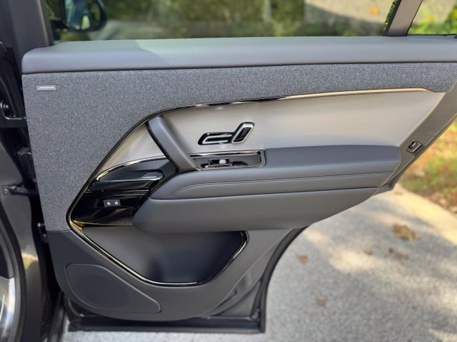 New 2027  Land Rover SE image 15