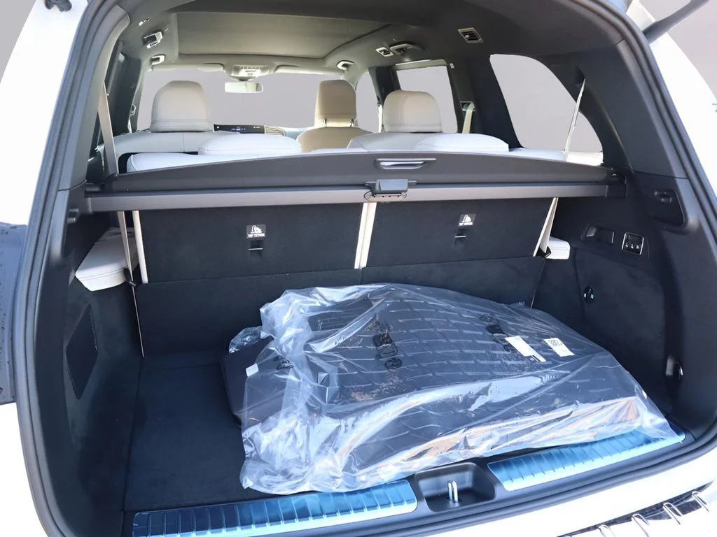 New 2026 MANUFAKTUR Moonlight White Metallic Mercedes-Benz GLS 450 image 9