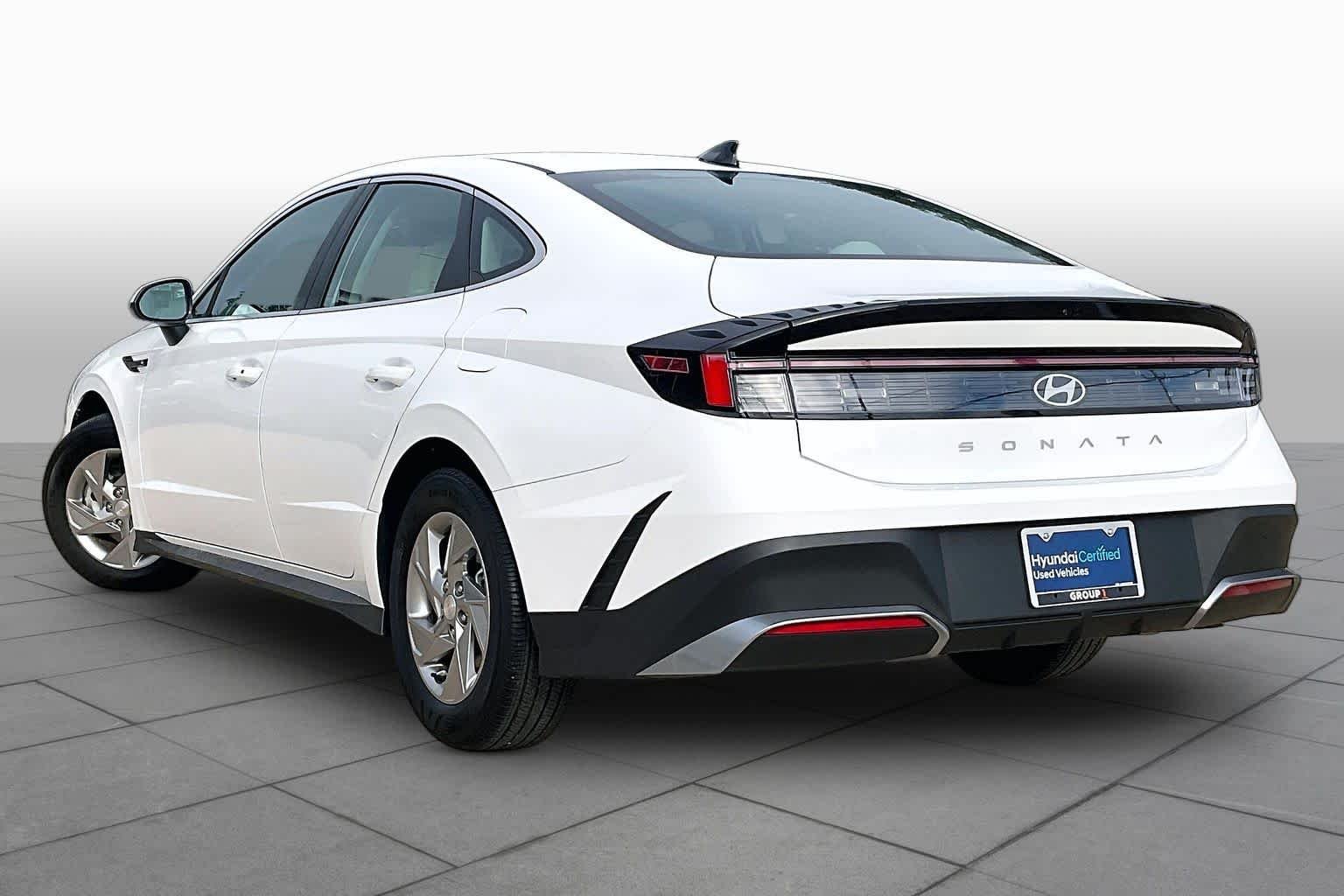 Used 2025 Serenity White Hyundai SE image 12