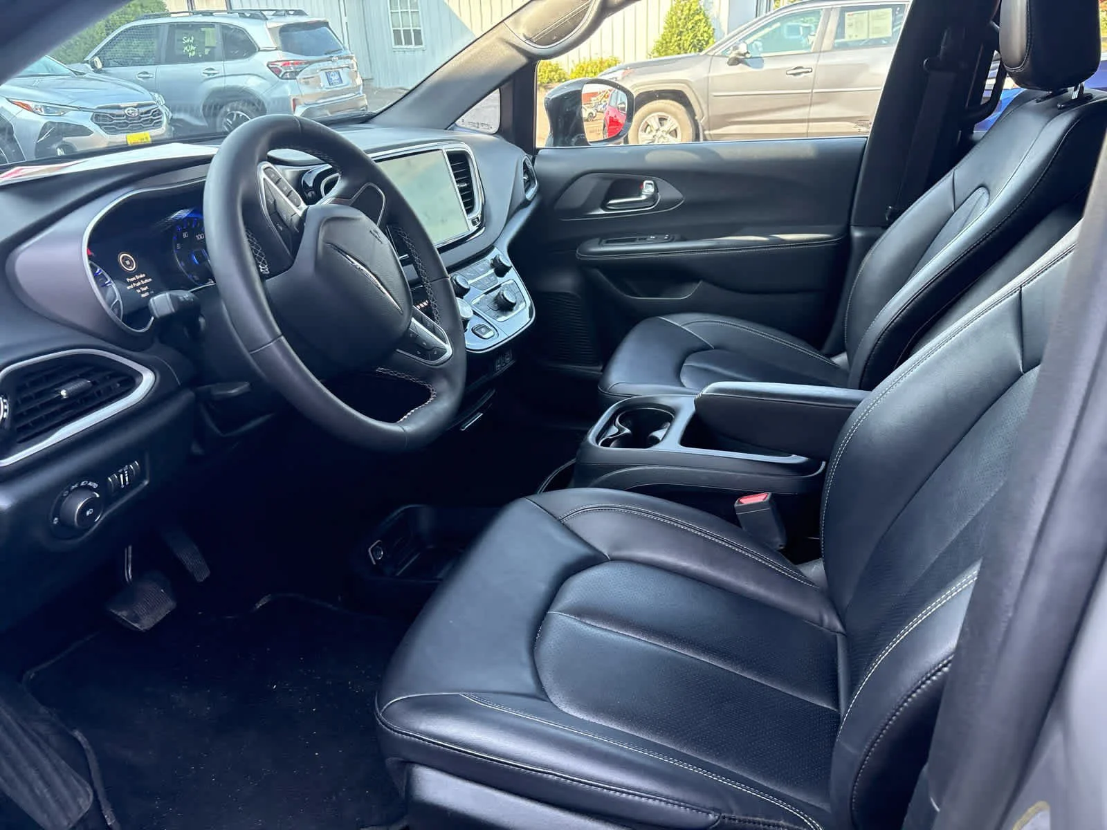 Used 2025 Ceramic Gray Clearcoat Chrysler Select image 9